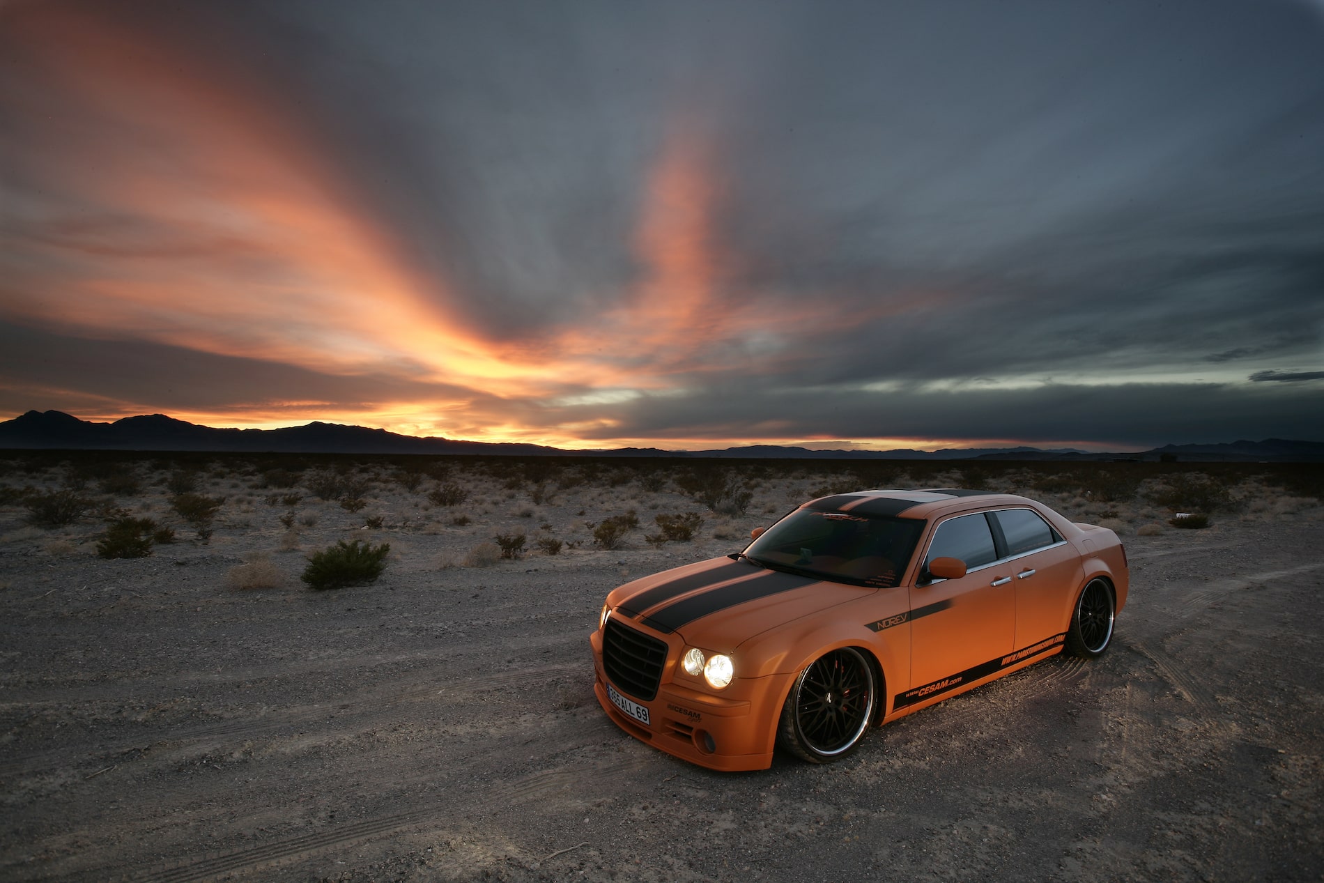 La 300C Norev de Parotech sous un couché de soleil dans le desert du Nevada