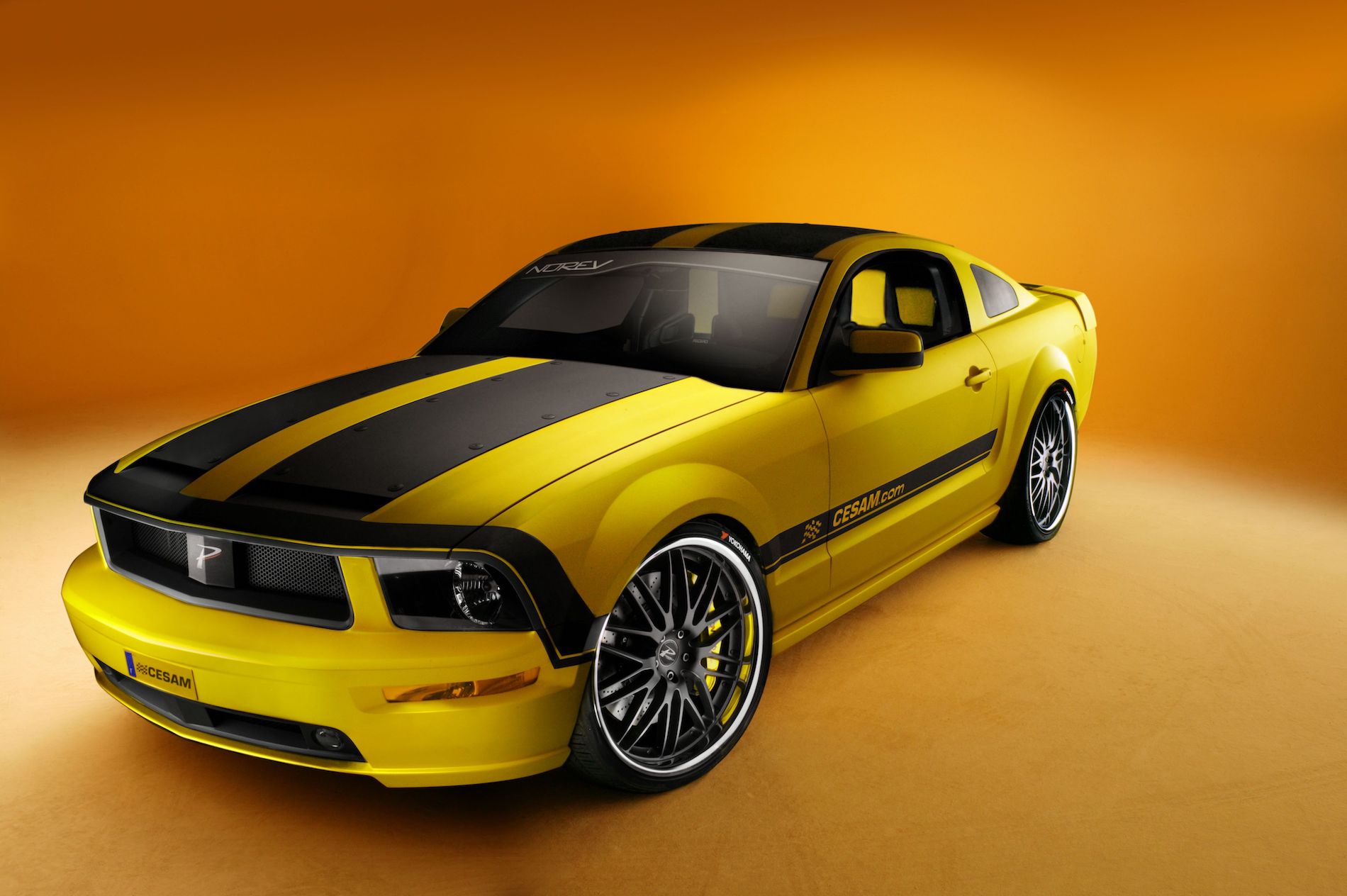 Машина с черными полосками. Форд Мустанг желтый. Ford Mustang желтый. Форд Мустанг 1990 жёлтый. Форд Мустанг желтый с черным.